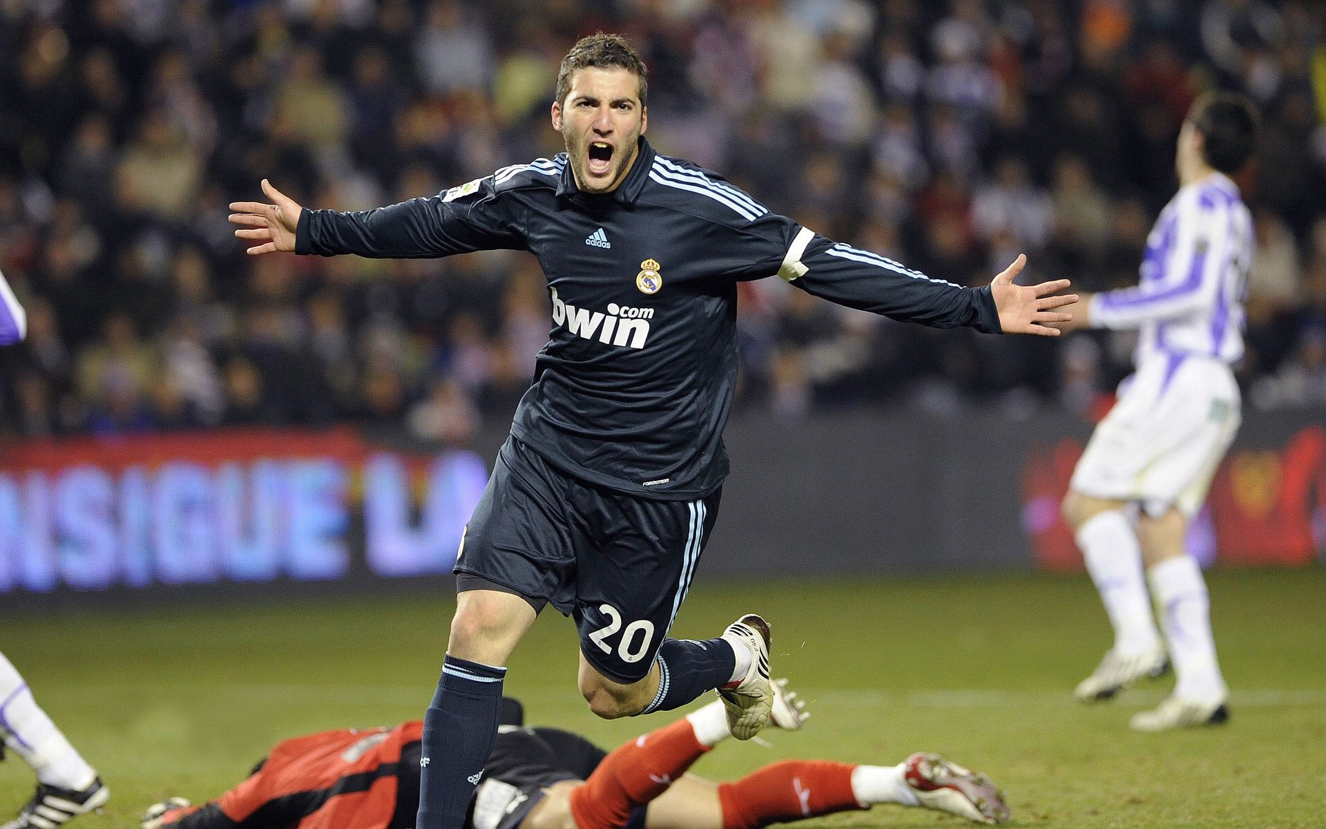 赛道上的双重风暴，索伯的逆袭与阿隆索的绝对统治